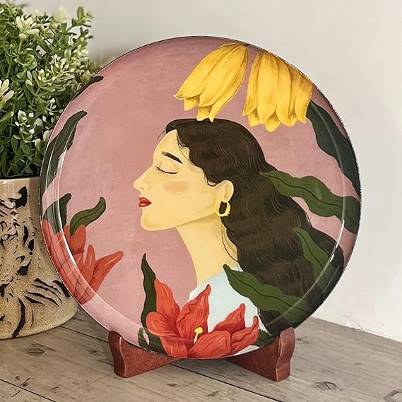 Amazon Basics Metal Modern Women Showpiece Plate with Wooden Stand | 8 Inches | Mild Steel with Enamel Coating | Home & Office Desk Decor | Compact & Stylish Design | (21.5 x 20.5 x 5 cm)